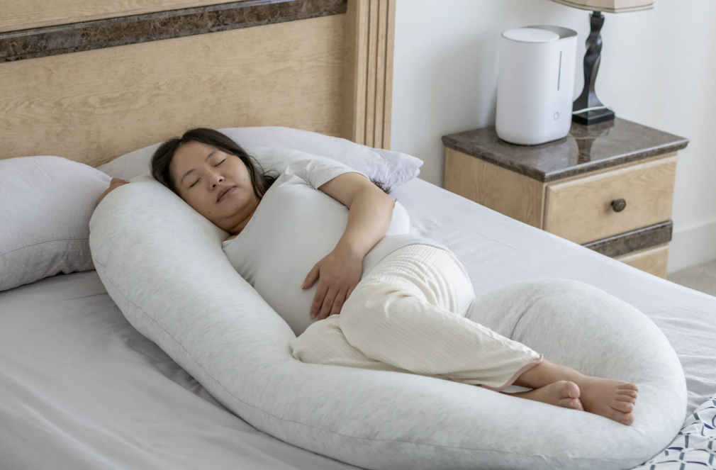 perlengkapan ibu hamil, bantal hamil, pakaian nyaman untuk bumil, krim stretch mark, tips kehamilan nyaman, Bunda, si Kecil